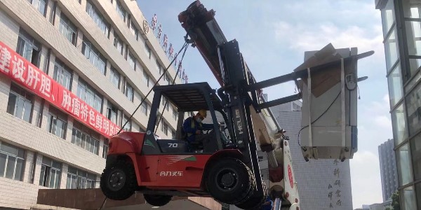 精密設(shè)備吊裝哪家好？無塵氣墊搬運有什么作用？